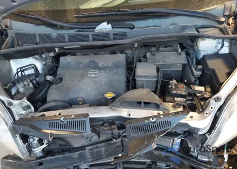 2014 Toyota Sienna Le V6 8 Passenger z USA, uszkodzony, nr VIN 5TDKK3DC1ES458255